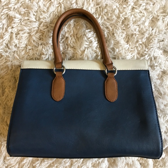 GUESS PURSE - Picture 2 of 4